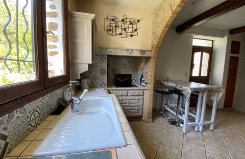 Maisons-Alfort Bed & Breakfast | 540 sq ft - full master suite and living room