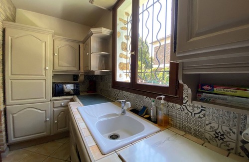 Maisons-Alfort Bed & Breakfast | 540 sq ft - full master suite and living room