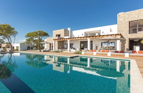 Cap Martinet Villa | 589 m² Villa ∙ 8 bedrooms ∙ 16 guests