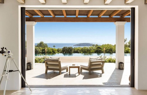 Cap Martinet Villa | 589 m² Villa ∙ 8 bedrooms ∙ 16 guests