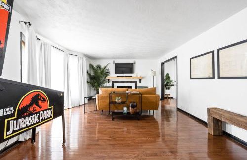 Lawrence Villa | 5BR 2BA Fun Family Home Sleeps 12 Pinball TVs 15m DT