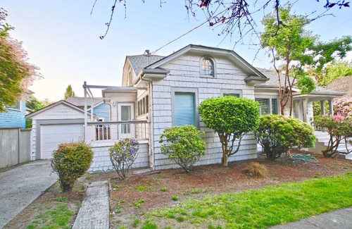 Stevens House | 5BR/3BA Capitol Hill home in the heart of Seattle!