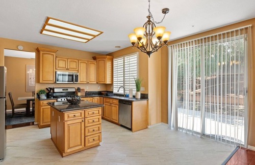 Riverside House | 5BR/3BA | Queen Beds | Family Home in Riverside
