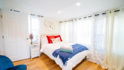 Falls Church House | 5BR & 4BA Lovely House with Beautiful Backyard in VA