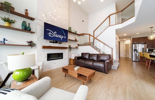 West Edmonton House | 5BR Family Retreat w/Hot Tub | 7 Beds | Near WEM, Trails & Casino