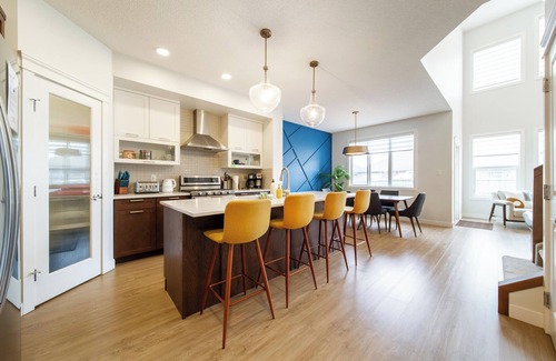 West Edmonton House | 5BR Family Retreat w/Hot Tub | 7 Beds | Near WEM, Trails & Casino