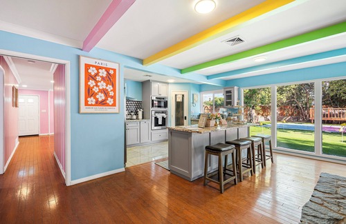 Riverside House | 5BR|Pickleball Court|Pool|Tree Deck|Mini Golf|BBQ