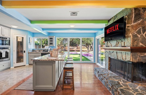 Riverside House | 5BR|Pickleball Court|Pool|Tree Deck|Mini Golf|BBQ