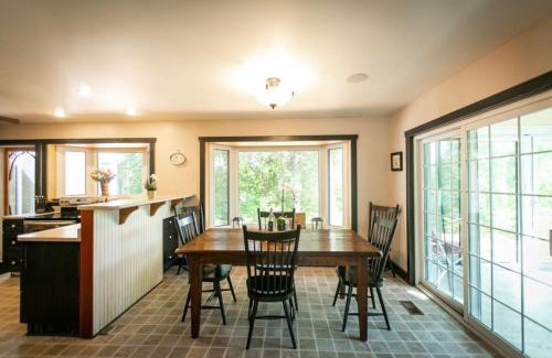 Mono House | 5BR Riverfront Retreat w Firetable BBQ and Deck