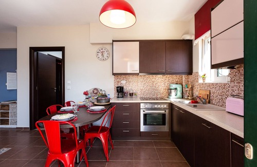 Panormos Apartment | 5m walk to sandy beach, restaurants & shops!