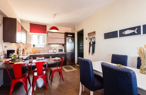 Panormos Apartment | 5m walk to sandy beach, restaurants & shops!