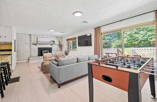 Mount Nebo House | 5min to Lake, 20min to NRG, Hot Tub, Fire Pit, BBQ. Quiet&Secluded. Pet Friendly
