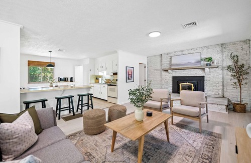 Mount Nebo House | 5min to Lake, 20min to NRG, Hot Tub, Fire Pit, BBQ. Quiet&Secluded. Pet Friendly