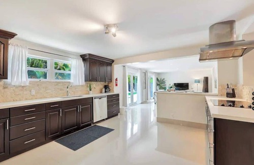 Harbor Beach House | 6 BDRM Paradise - Steps to Ocean