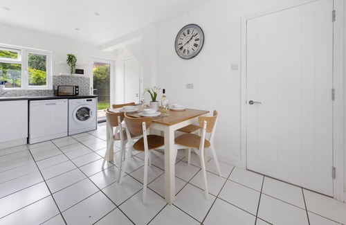 Basingstoke House | 6 Bed, 2 Bath, with Free Parking & Wi-Fi