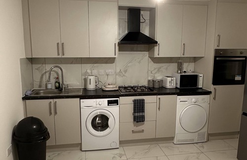 Hillingdon House | 6-Bed 3-Bath Home - Sleeps 14 & Free Parking