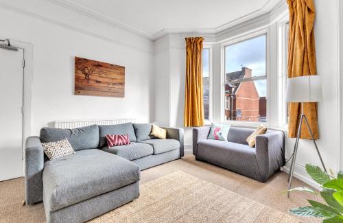 Exeter House | 6-Bed Exeter Townhouse