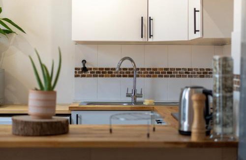 Exeter House | 6-Bed Exeter Townhouse