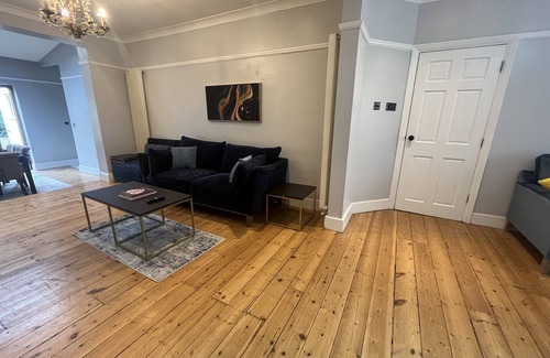 West Finchley House | 6 Bed Family holiday home away from home close to attractions and amenities