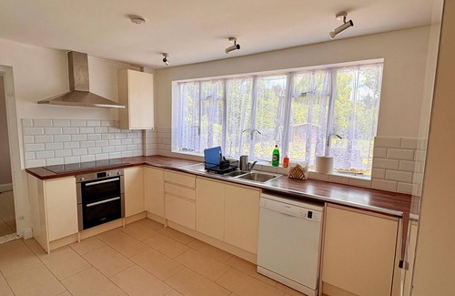 Hillingdon House | 6 Bed House on Prime Private Road in Ickenham