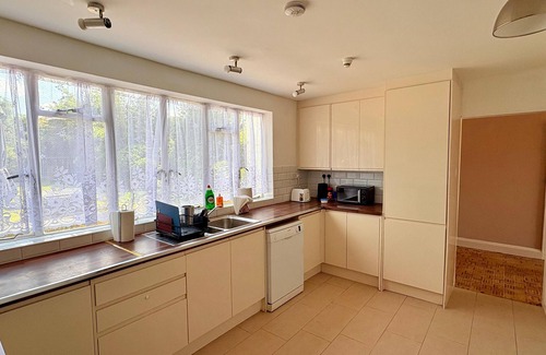 Hillingdon House | 6 Bed House on Prime Private Road in Ickenham
