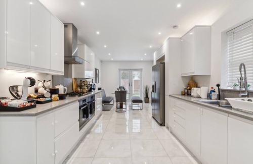 Grays Apartment | 6-Bed House With Sauna, Jacuzzi & Private Driveway