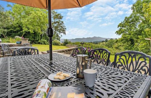 Brecon House | 6 Bed in Brecon BN171
