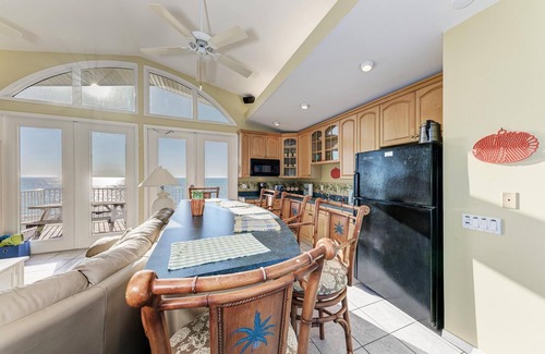 Englewood House | 6 Bedroom/5 Bathroom Direct Beachfront Home Located on the Gulf of Mexico