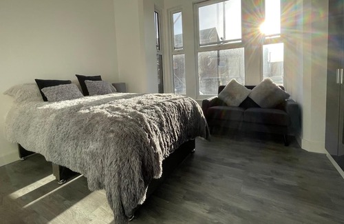 Sneinton House | 6 Bedroom 5 Shower rm House in Central Nottingham