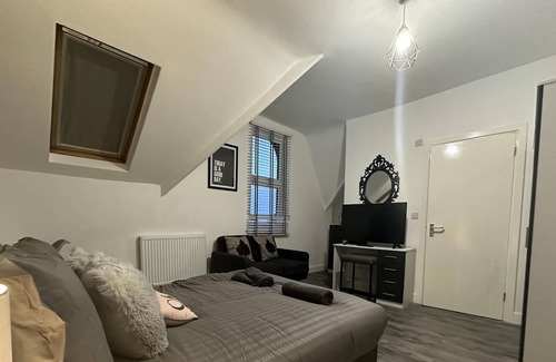 Sneinton House | 6 Bedroom 5 Shower rm House in Central Nottingham