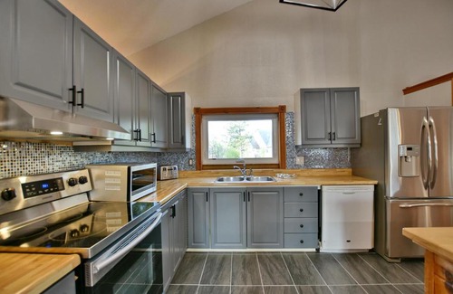 Swiss Meadows Ski Chalet | 6 Bedroom Chalet- Minutes to Blue Mountain Village
