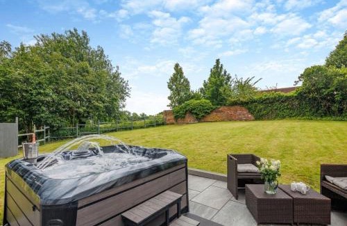 Shifnal House | 6 Bedroom Country Cottage with Hot Tub