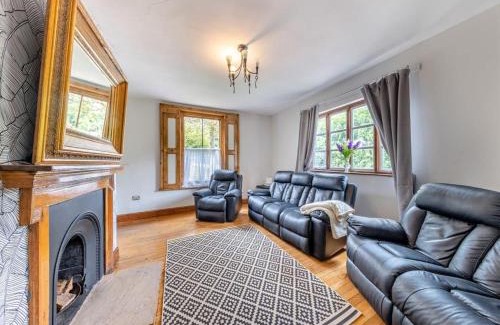Shifnal House | 6 Bedroom Country Cottage with Hot Tub