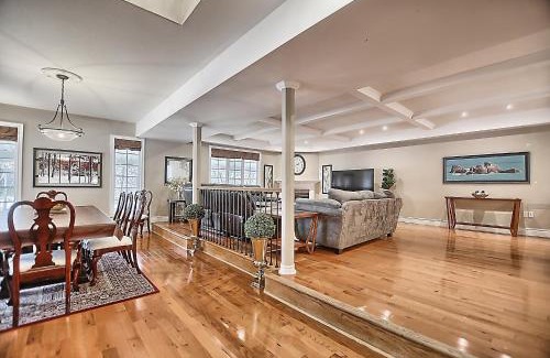 Alcona House | 6 Bedroom Executive Cottage near Innisfil Beach Park