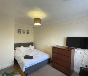 Corby House | 6 Bedroom House For Corporate Stays in Corby Suitable for Nightshift Workers