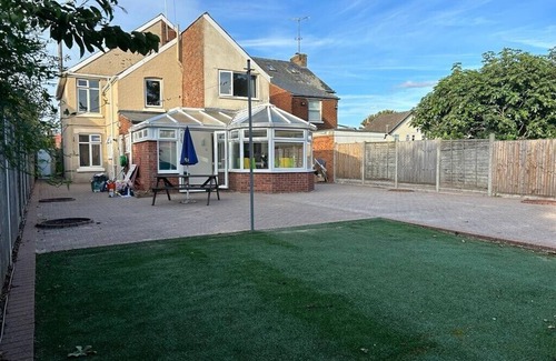 Colchester House | 6 Bedroom House-Sleeps 12-Big Discount Long Stays!