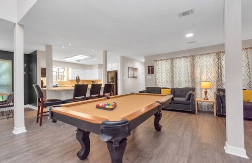 Kingwood House | 6-Bedroom Retreat, Pool & Spa: 20 Min Downtown GB