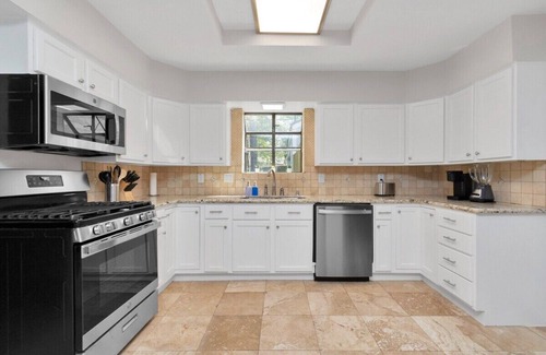Kingwood House | 6-Bedroom Retreat, Pool & Spa: 20 Min Downtown GB