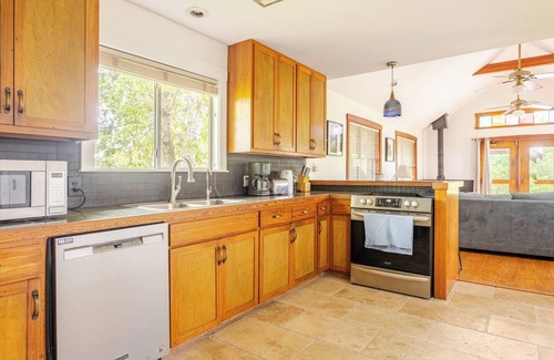 Martindale House | 6-Bedroom Vacation Home Just Steps to the San Marcos River