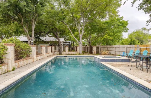 Martindale House | 6-Bedroom Vacation Home Just Steps to the San Marcos River