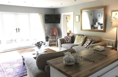 Llandybie House | 6 Bedrooms 5 Bathrooms