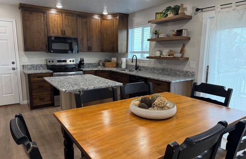 Smithfield House | 6 bedrooms, sleeps 16, Hot Tub, Theater and game Rooms, Newly Renovated.