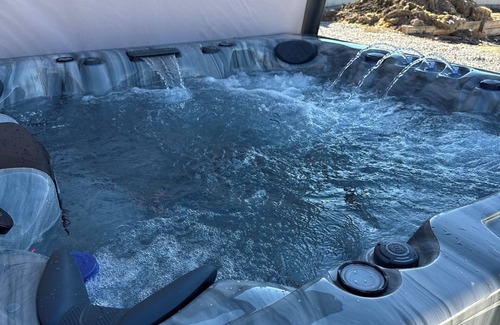 Smithfield House | 6 bedrooms, sleeps 16, Hot Tub, Theater and game Rooms, Newly Renovated.