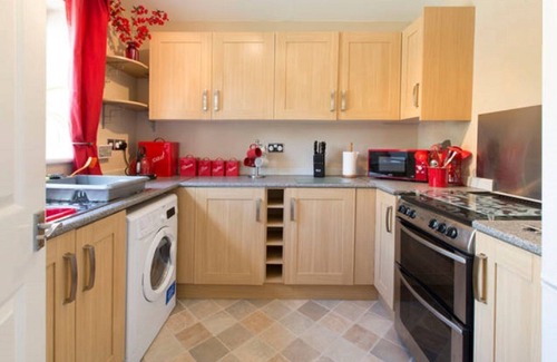 South Leigh House | 6 berth/2 bed property in village location, enclosed garden. Fibre Broadband