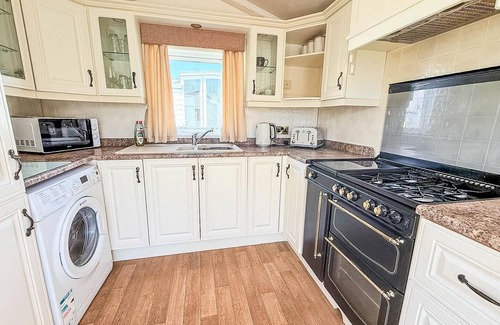 Great Yarmouth House | 6 berth caravan for hire at California Cliffs in Scratby by the beach ref 50050L
