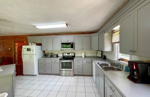 Crumpler Cabin | 6 BR RIVER FRONT, Dog Friendly, PingPong Table, WIFI, King Bed, Fire pit