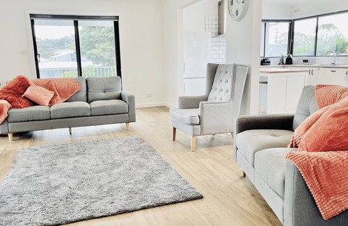 Lakes Entrance House | 6 Lake st, 4 bedroom , 3 bathroom, 4 toilets, kitchen upstairs and downstairs