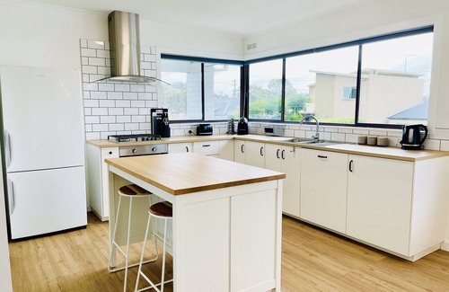 Lakes Entrance House | 6 Lake st, 4 bedroom , 3 bathroom, 4 toilets, kitchen upstairs and downstairs