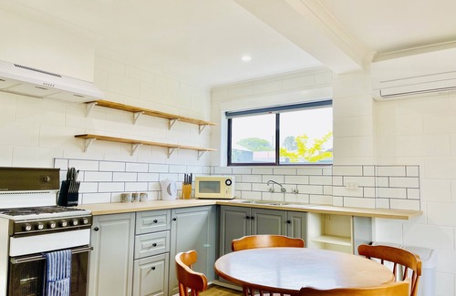 Lakes Entrance House | 6 Lake st, 4 bedroom , 3 bathroom, 4 toilets, kitchen upstairs and downstairs