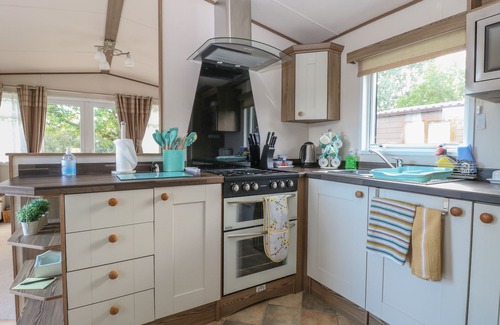 Haveringland Cottage | 6 LAKEVIEW, pet friendly, with a garden in Reepham, Norwich